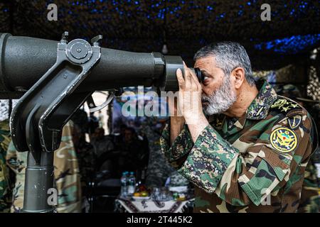 Nasr Abad, Isfahan, Iran. Oktober 2023. Generalmajor ABDOLRAHIM MOUSAVI, Oberbefehlshaber der Armee der Islamischen Republik Iran, während einer Bodentruppe. Angesichts der zunehmenden Spannungen im Nahen Osten aufgrund des anhaltenden Konflikts zwischen Israel und der Hamas kündigte die iranische Armee am 27. Oktober den Beginn einer "massiven militärischen Übung" in der zentralen Region des Landes an, um die Kampffähigkeiten zu bewerten und neue Waffen zu testen. (Kreditbild: © Iranian Army Office via ZUMA Press Wire) NUR REDAKTIONELLE VERWENDUNG! Nicht für kommerzielle ZWECKE! Quelle: ZUMA Press, Inc./Alamy Live News Stockfoto