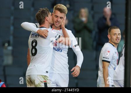 captain Alex Gilbey feiert, nachdem er für Milton Keynes Dons geschossen hat, um ihren Vorsprung auszuweiten und es mit 3:1 gegen Swindon Town zu sichern, während der zweiten Hälfte des Spiels der Sky Bet League 2 zwischen MK Dons und Swindon Town am Samstag, den 28. Oktober 2023, im Stadium MK, Milton Keynes. (Foto: John Cripps | MI News) Credit: MI News & Sport /Alamy Live News Stockfoto