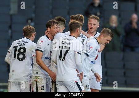 captain Alex Gilbey feiert, nachdem er für Milton Keynes Dons geschossen hat, um ihren Vorsprung auszuweiten und es mit 3:1 gegen Swindon Town zu sichern, während der zweiten Hälfte des Spiels der Sky Bet League 2 zwischen MK Dons und Swindon Town am Samstag, den 28. Oktober 2023, im Stadium MK, Milton Keynes. (Foto: John Cripps | MI News) Credit: MI News & Sport /Alamy Live News Stockfoto