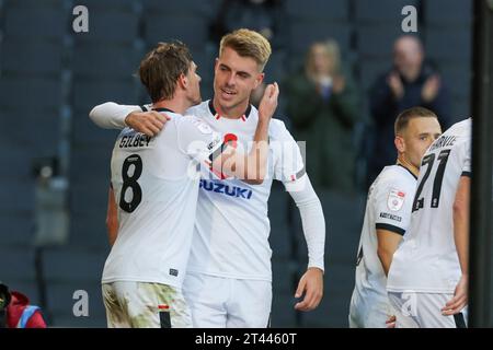 captain Alex Gilbey feiert, nachdem er für Milton Keynes Dons geschossen hat, um ihren Vorsprung auszuweiten und es mit 3:1 gegen Swindon Town zu sichern, während der zweiten Hälfte des Spiels der Sky Bet League 2 zwischen MK Dons und Swindon Town am Samstag, den 28. Oktober 2023, im Stadium MK, Milton Keynes. (Foto: John Cripps | MI News) Credit: MI News & Sport /Alamy Live News Stockfoto