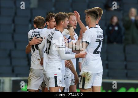 captain Alex Gilbey feiert, nachdem er für Milton Keynes Dons geschossen hat, um ihren Vorsprung auszuweiten und es mit 3:1 gegen Swindon Town zu sichern, während der zweiten Hälfte des Spiels der Sky Bet League 2 zwischen MK Dons und Swindon Town am Samstag, den 28. Oktober 2023, im Stadium MK, Milton Keynes. (Foto: John Cripps | MI News) Credit: MI News & Sport /Alamy Live News Stockfoto