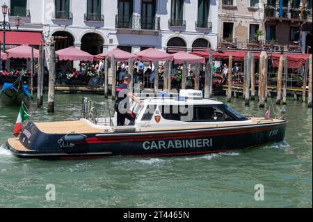 Die Carabinieri auf ihrem Patrouillenboot auf dem Canal Grande in Venedig in der Region Veneto in Norditalien. Stockfoto