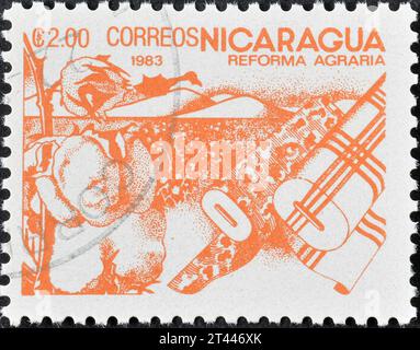 Gestempelte Briefmarke von Nicaragua, die Cotton, Agrarreform, um 1983 zeigt. Stockfoto