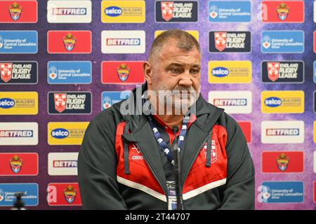 Shaun Wane Head Coach of England bei der Pressekonferenz nach dem Rugby League International Match England gegen Tonga im John Smith's Stadium, Huddersfield, Großbritannien, 28. Oktober 2023 (Foto: Craig Thomas/News Images) Stockfoto