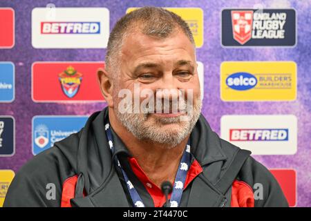 Shaun Wane Head Coach of England bei der Pressekonferenz nach dem Rugby League International Match England gegen Tonga im John Smith's Stadium, Huddersfield, Großbritannien, 28. Oktober 2023 (Foto: Craig Thomas/News Images) Stockfoto