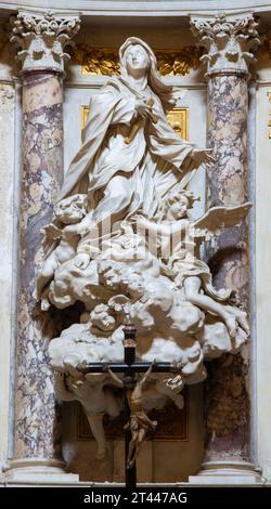 GENOVA, ITALIEN - 6. MÄRZ 2023: Die barocke Marmorskulptur Glory of St. Marta in der Kirche Chiesa di Santa Marta von Filippo Parodi (1630–1702). Stockfoto