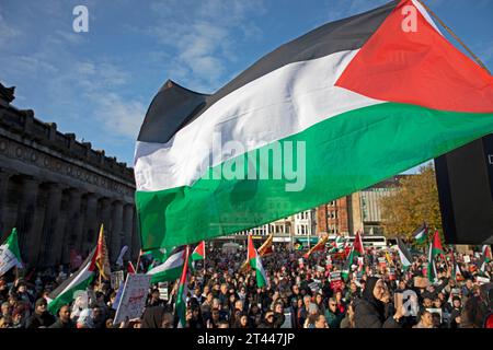 Edinburgh Mound, Schottland, Großbritannien. Oktober 2023. Palästinensische Solidaritätsdemonstration und marsch zur amerikanischen Botschaft. Quelle: Archwhite/Alamy Live News. Stockfoto