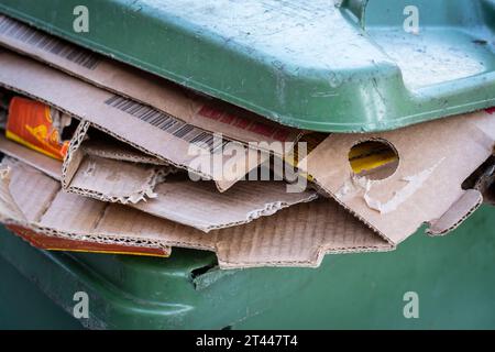 Verpackung von Karton in einem Recycling zurück an das Recycling. Stockfoto