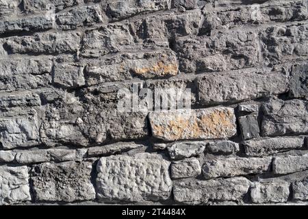 Nahaufnahme einer strukturierten Steinmauer an einem sehr alten Gebäude Stockfoto