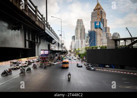 Blick auf Rama 4 Rd von Silom Rd Unterhalb der Thai Japanese Friendship Bridge, an der Kreuzung Sala Daeng, Bangkok, Thailand. Stockfoto