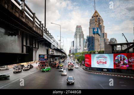 Blick auf Rama 4 Rd von Silom Rd Unterhalb der Thai Japanese Friendship Bridge, an der Kreuzung Sala Daeng, Bangkok, Thailand. Stockfoto