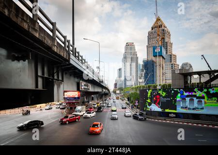 Blick auf Rama 4 Rd von Silom Rd Unterhalb der Thai Japanese Friendship Bridge, an der Kreuzung Sala Daeng, Bangkok, Thailand. Stockfoto