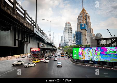 Blick auf Rama 4 Rd von Silom Rd Unterhalb der Thai Japanese Friendship Bridge, an der Kreuzung Sala Daeng, Bangkok, Thailand. Stockfoto