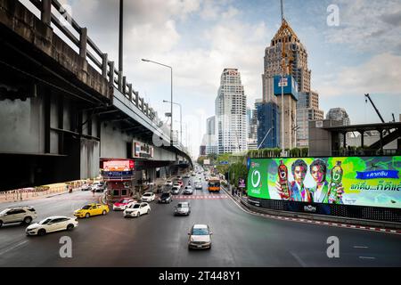 Blick auf Rama 4 Rd von Silom Rd Unterhalb der Thai Japanese Friendship Bridge, an der Kreuzung Sala Daeng, Bangkok, Thailand. Stockfoto