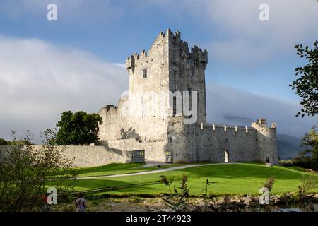 Sonnenaufgang im Ross Castle am Lough Leane in der Nähe von Killarney! Stockfoto