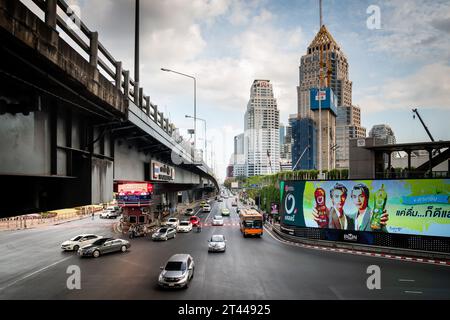 Blick auf Rama 4 Rd von Silom Rd Unterhalb der Thai Japanese Friendship Bridge, an der Kreuzung Sala Daeng, Bangkok, Thailand. Stockfoto