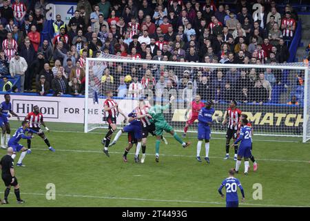 Chelsea, London, Großbritannien. Oktober 2023. Der Chelsea Football Club spielt Brentford im Stadion Stamford Bridge. Brentford verteidigt sich gut gegen einen weiteren schwachen Chelsea-Angriff, da Sanchez, der Torwart von Chelsea, versucht, seine Teams besser anzugreifen. Quelle: Motofoto/Alamy Live News Stockfoto