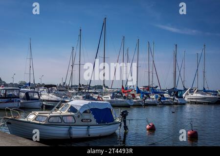 Kamien Pomorski, Polen – 14. September 2023: Boote im Hafen in der Lagune von Kamien (Zalew Kamienski). Stockfoto