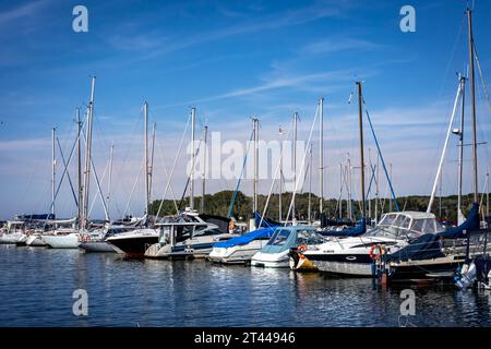 Kamien Pomorski, Polen – 14. September 2023: Boote im Hafen in der Lagune von Kamien (Zalew Kamienski). Stockfoto