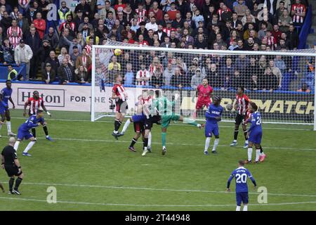 Chelsea, London, Großbritannien. Oktober 2023. Der Chelsea Football Club spielt Brentford im Stadion Stamford Bridge. Brentford verteidigt sich gut gegen einen weiteren schwachen Chelsea-Angriff, da Sanchez, der Torwart von Chelsea, versucht, seine Teams besser anzugreifen. Quelle: Motofoto/Alamy Live News Stockfoto