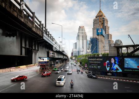 Blick auf Rama 4 Rd von Silom Rd Unterhalb der Thai Japanese Friendship Bridge, an der Kreuzung Sala Daeng, Bangkok, Thailand. Stockfoto