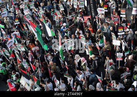 Am 28. Oktober 2023 marschierten Massen in Zentral-London und protestierten gegen die israelische Bombardierung des Gazastreifens Stockfoto