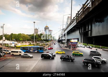 Blick auf Rama 4 Rd Von Silom Rd. Unterhalb der Thai Japanese Friendship Bridge, Bangkok, Thailand. Der Lumpini Park befindet sich auf der linken Seite und der Sala Daeng auf der rechten Seite. Stockfoto