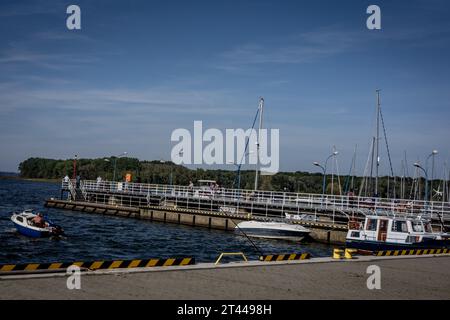 Kamien Pomorski, Polen – 14. September 2023: Boote, die entlang des Kais in der Lagune von Kamien (Zalew Kamienski) vor Anker gebracht wurden. Stockfoto