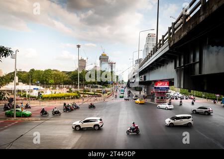 Blick auf Rama 4 Rd Von Silom Rd. Unterhalb der Thai Japanese Friendship Bridge, Bangkok, Thailand. Der Lumpini Park befindet sich auf der linken Seite und der Sala Daeng auf der rechten Seite. Stockfoto