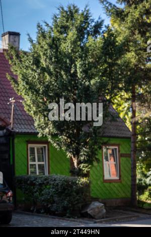 Kamien Pomorski, Polen - 16. September 2023: Traditionelle pommersche Architektur. Ein grünes Wohnhaus am Domplatz in historischem alten Schlepptau Stockfoto