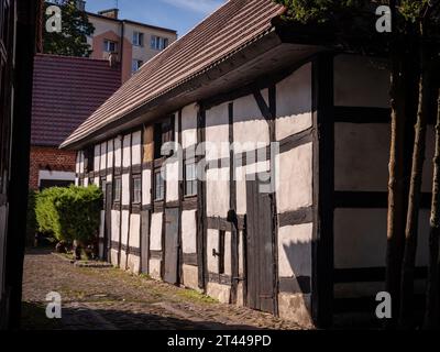 Kamien Pomorski, Polen - 16. September 2023: Traditionelle pommersche Architektur. Wattle and Daub House am Domplatz in der historischen Altstadt. Stockfoto