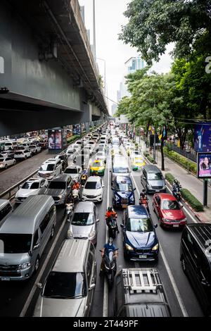 Rama 4 Rd. In der Nähe von Silom unter der Thai Japanese Friendship Bridge, Sala Daeng, Bangkok Thailand. Typischer stark frequentierter Verkehr an dieser Kreuzung. Stockfoto