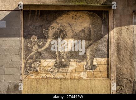 Trzebiatow, Polen - 18. September 2023: Alter Sgraffito mit Elefanten an der Mauer im historischen Stadtzentrum. Stockfoto