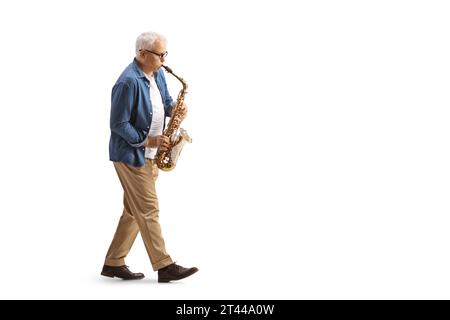 Profilaufnahme eines Reifen männlichen Musikers in lässiger Kleidung, der ein Saxophon auf weißem Hintergrund spielt Stockfoto