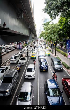 Rama 4 Rd. In der Nähe von Silom unter der Thai Japanese Friendship Bridge, Sala Daeng, Bangkok Thailand. Typischer stark frequentierter Verkehr an dieser Kreuzung. Stockfoto