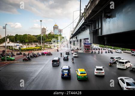 Blick auf Rama 4 Rd Von Silom Rd. Unterhalb der Thai Japanese Friendship Bridge, Bangkok, Thailand. Der Lumpini Park befindet sich auf der linken Seite und der Sala Daeng auf der rechten Seite. Stockfoto