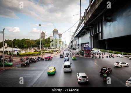 Blick auf Rama 4 Rd Von Silom Rd. Unterhalb der Thai Japanese Friendship Bridge, Bangkok, Thailand. Der Lumpini Park befindet sich auf der linken Seite und der Sala Daeng auf der rechten Seite. Stockfoto