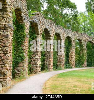 Steinbogen im Park Stockfoto