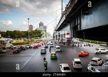 Blick auf Rama 4 Rd Von Silom Rd. Unterhalb der Thai Japanese Friendship Bridge, Bangkok, Thailand. Der Lumpini Park befindet sich auf der linken Seite und der Sala Daeng auf der rechten Seite. Stockfoto