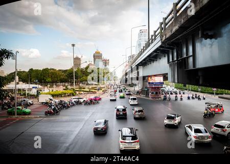 Blick auf Rama 4 Rd Von Silom Rd. Unterhalb der Thai Japanese Friendship Bridge, Bangkok, Thailand. Der Lumpini Park befindet sich auf der linken Seite und der Sala Daeng auf der rechten Seite. Stockfoto