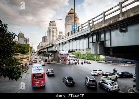 Blick auf Rama 4 Rd Von Silom Rd. Unterhalb der Thai Japanese Friendship Bridge, Bangkok, Thailand. Der Lumpini Park befindet sich auf der linken Seite und der Sala Daeng auf der rechten Seite. Stockfoto