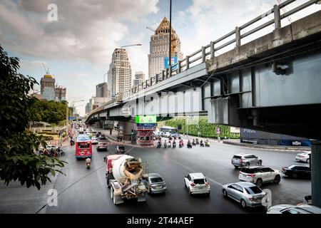 Blick auf Rama 4 Rd Von Silom Rd. Unterhalb der Thai Japanese Friendship Bridge, Bangkok, Thailand. Der Lumpini Park befindet sich auf der linken Seite und der Sala Daeng auf der rechten Seite. Stockfoto
