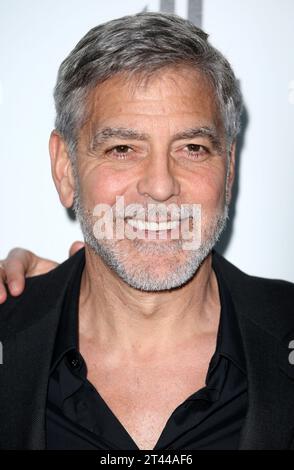 London, Großbritannien. Mai 2019. George Clooney nimmt an der britischen Premiere „Catch 22“ im Vue Westfield in London Teil. (Foto: Fred Duval/SOPA Images/SIPA USA) Credit: SIPA USA/Alamy Live News Stockfoto