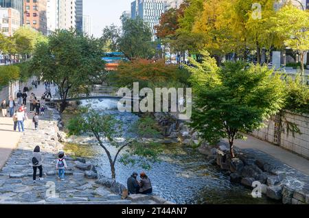 Seoul, Südkorea. Oktober 2023. Menschen besuchen Cheonggyecheon im Zentrum von Seoul. Cheonggyecheon ist ein 10,9 km langer Fluss und öffentlicher Raum im Zentrum von Seoul, Südkorea. (Foto: Kim Jae-Hwan/SOPA Images/SIPA USA) Credit: SIPA USA/Alamy Live News Stockfoto