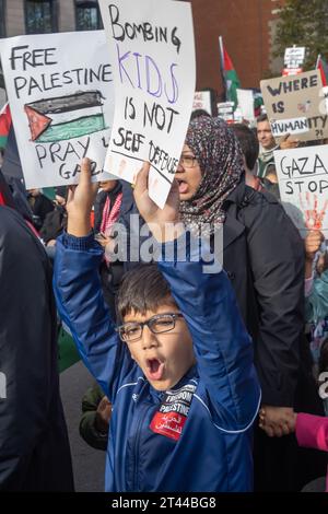 London, Großbritannien. 28. Oktober 2023. Viele Tausend marschierten durch London und forderten einen sofortigen Waffenstillstand, während israelische Truppen das Land bombardierten und jegliche Kommunikation unterbrachen. Tausende von Kindern und anderen Zivilisten, darunter 110 medizinisches Personal, wurden bereits getötet, und die Vorräte an Wasser, Lebensmitteln, Medikamenten und Treibstoff gehen aus, wobei Israel allen bis auf ein winziges Tropfen humanitärer Hilfe den Zugang verweigert und die Abstimmung der UN-Generalversammlung ignoriert. Peter Marshall/Alamy Live News Stockfoto