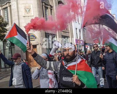 London, Großbritannien. 28. Oktober 2023. Viele Tausend marschierten durch London und forderten einen sofortigen Waffenstillstand, während israelische Truppen das Land bombardierten und jegliche Kommunikation unterbrachen. Tausende von Kindern und anderen Zivilisten, darunter 110 medizinisches Personal, wurden bereits getötet, und die Vorräte an Wasser, Lebensmitteln, Medikamenten und Treibstoff gehen aus, wobei Israel allen bis auf ein winziges Tropfen humanitärer Hilfe den Zugang verweigert und die Abstimmung der UN-Generalversammlung ignoriert. Peter Marshall/Alamy Live News Stockfoto