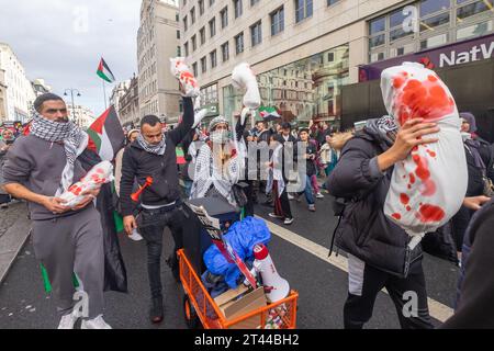 London, Großbritannien. 28. Oktober 2023. Viele Tausend marschierten durch London und forderten einen sofortigen Waffenstillstand, während israelische Truppen das Land bombardierten und jegliche Kommunikation unterbrachen. Tausende von Kindern und anderen Zivilisten, darunter 110 medizinisches Personal, wurden bereits getötet, und die Vorräte an Wasser, Lebensmitteln, Medikamenten und Treibstoff gehen aus, wobei Israel allen bis auf ein winziges Tropfen humanitärer Hilfe den Zugang verweigert und die Abstimmung der UN-Generalversammlung ignoriert. Peter Marshall/Alamy Live News Stockfoto