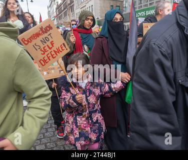 London, Großbritannien. 28. Oktober 2023. Viele Tausend marschierten durch London und forderten einen sofortigen Waffenstillstand, während israelische Truppen das Land bombardierten und jegliche Kommunikation unterbrachen. Tausende von Kindern und anderen Zivilisten, darunter 110 medizinisches Personal, wurden bereits getötet, und die Vorräte an Wasser, Lebensmitteln, Medikamenten und Treibstoff gehen aus, wobei Israel allen bis auf ein winziges Tropfen humanitärer Hilfe den Zugang verweigert und die Abstimmung der UN-Generalversammlung ignoriert. Peter Marshall/Alamy Live News Stockfoto