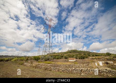 Stromleitungen und Turm, sonniger Tag Stockfoto