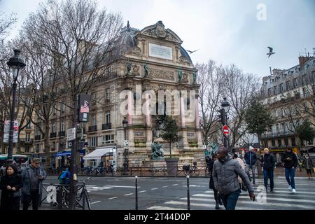 Ein atemberaubendes Stadtbild von Paris, Frankreich, mit seiner ikonischen Architektur und seinem pulsierenden urbanen Charme. Stockfoto